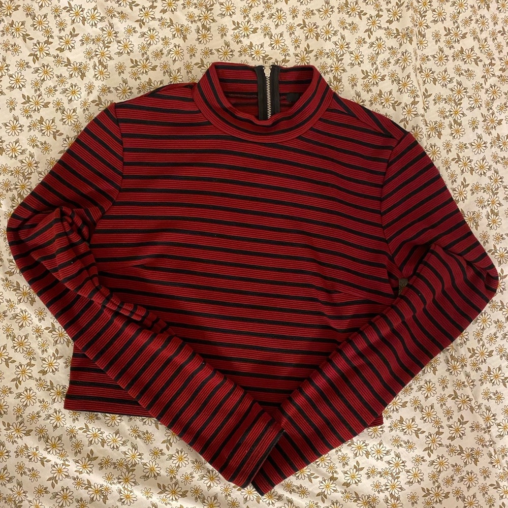 BERSHKA Crop Top Long Sleeve. Comfortable and cute for winter season❄️☃️